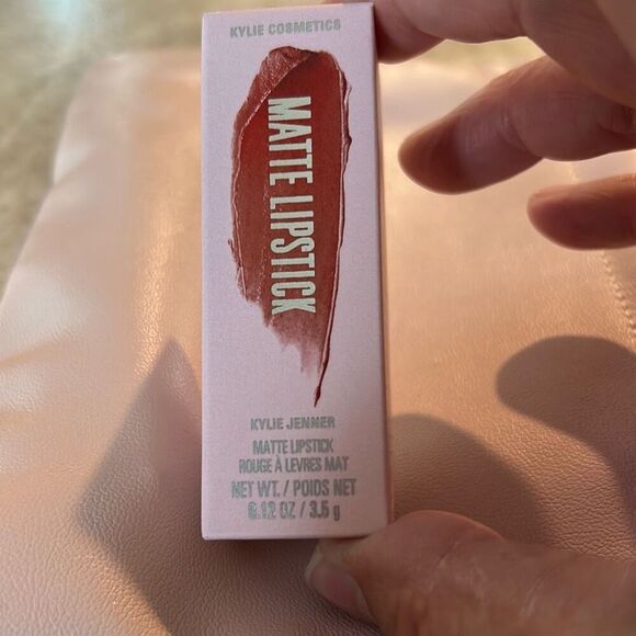 KYLIE Matte Lipstick Rendevoux - Picture 5 of 6
